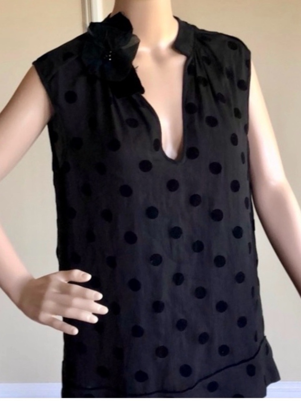 Sari Gueron Black Polka Dot Sleeveless V-Notch Blouse with Floral Accent